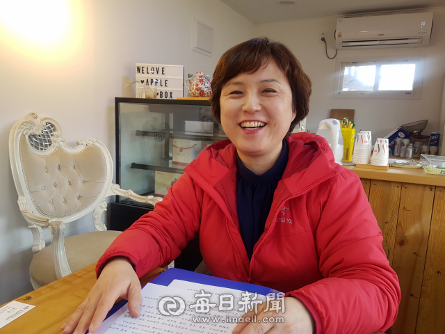 12일 청송군 현동면 해뜨는농장에서 만난 윤수경 경상북도정보화농업인연합회장. 그는 지금까지 청송사과 판매를 위해 다양한 농산물 직거래 판로를 확보해 성공을 이뤘다. 이제 그는 이 노하우를 경상북도 농가들에 전수할 계획이다. 전종훈 기자