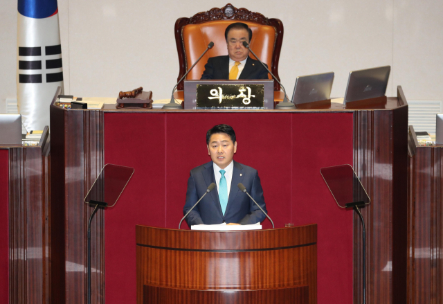 바른미래당 김관영 원내대표가 13일 오전 국회 본회의장에서 교섭단체 대표연설을 하고 있다. 연합뉴스