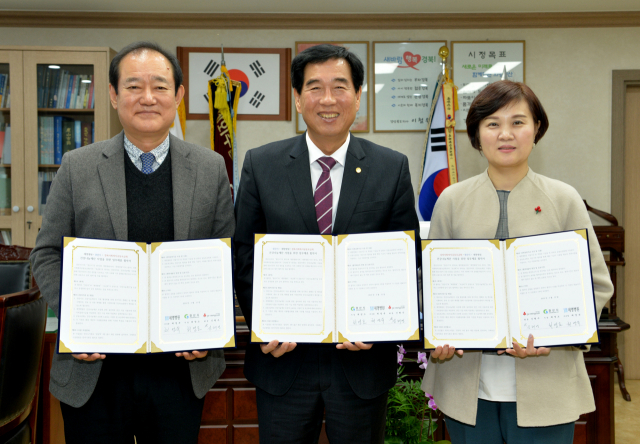 경산시와 세명병원, 경북사회복지공동모금회가 12일 경산시장실에서 건강한 나눔문화 확산 및 걷기 생활화 조성을 위해 건강나눔계단 사업 업무협약을 체결했다.