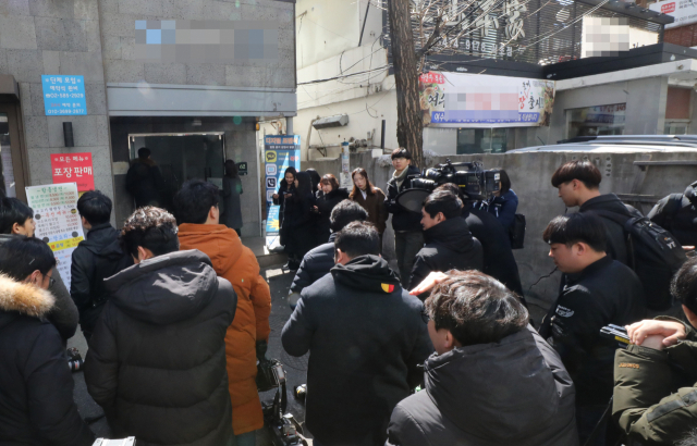 빅뱅 승리의 성접대 의혹과 가수 정준영의 성관계 동영상 불법 촬영·유포 혐의를 수사하는 경찰이 과거 정준영이 휴대전화 복구를 맡겼던 사설 포렌식 업체에 대해 13일 압수수색에 나섰다. 사진은 이날 경찰이 압수수색 중인 강남 사설 포렌식 업체 모습. 연합뉴스