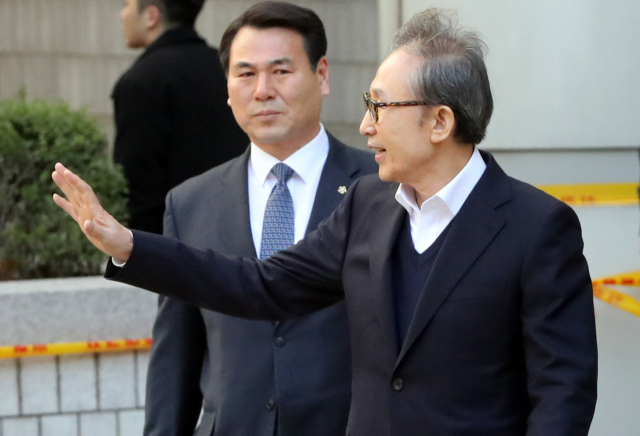 이명박 전 대통령이 13일 서울 서초구 서울고등법원에서 보석 후 첫 항소심 재판을 마치고 법원을 나서며 지지자들에게 인사하고 있다. 연합뉴스