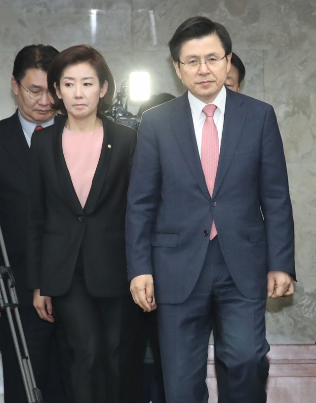 13일 자유한국당 황교안 대표(오른쪽)와 나경원 원내대표 등 지도부가 국회에서 열린 의원총회 회의장으로 들어서고 있다. 연합뉴스