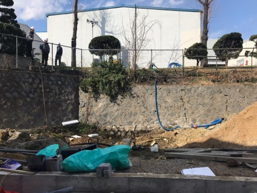 구미 삼성SDI 사업장에서 이달 13일 폐수가 흘러나와 환경당국이 긴급방제에 나섰다. 독자 제공