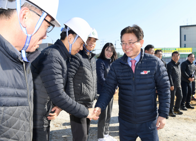 이철우 경상북도지사가 14일 안동에 건설 중인 동물세포실증지원센터 공사 현장을 방문해 관계자들을 격려하고 있다. 경북도 제공