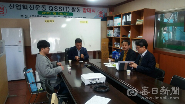 김동택 영주시 허가과장과 정종하 허가지원팀장이 경남 김해에 소재한 베어링 부품 생산기업인 H기업을 방문, 첨담베어링산업단지 조성에 관해 설명하고 있다. 마경대 기자