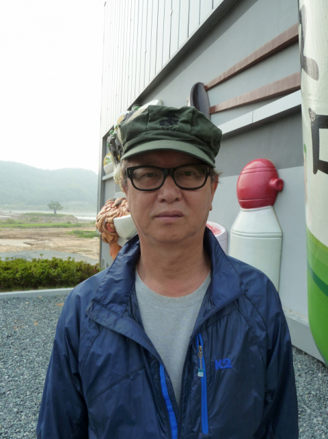 지난해 9월 청도를 떠나기 전, 개그맨 전유성 씨가 코메디철가방극장 앞에서 포즈를 취했다. 그는 요즘 개그맨 데뷔 50주년 공연 준비로 분주하다고 근황을 알려왔다.