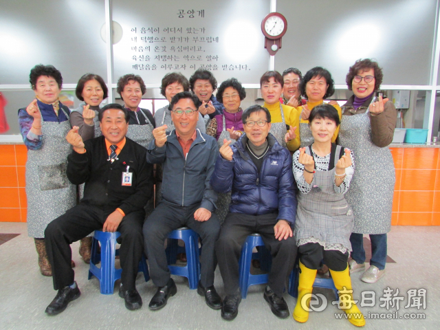 대구불교사원연합회가 운영하는 무료급식소 선재공덕회에서 자원봉사자들이 급식을 마치고 기념사진을 촬영했다. 앞줄 왼쪽 두 번째가 강정규 운영위원장. 김동석 기자