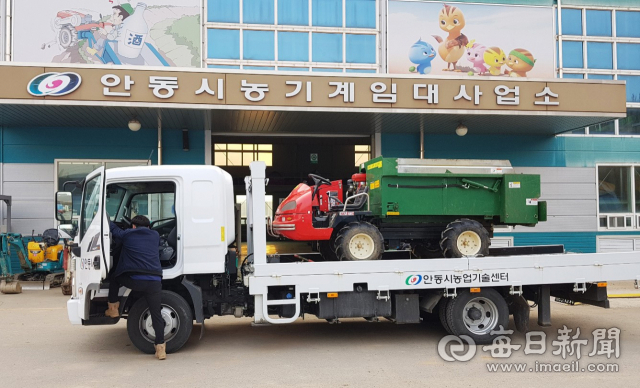 안동시농업기술센터가 임대 농기계 배달 서비스를 해 농민들이 그동안 임대를 위해 감당해야 했던 시간 낭비와 각종 안전사고 등이 말끔히 해결될 것으로 기대된다. 안동시 제공