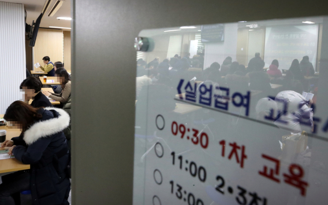 작년 취업자 증가 규모가 9년 만에 최소라는 통계청 발표가 나온 9일 오전 서울 마포구 고용복지플러스센터에서 실업급여 신청자들이 실업급여 설명회장을 가득 메우고 있다. 연합뉴스