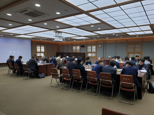 영천시는 지난 14~15일 경북도, 한국마사회, 용역업체(토목·건축·지반조사) 등의 실무관계자 40여명이 참석해 영천경마공원 설계에 필요한 현안사항 협의를 위해 관계기관 실무자 회의를 가졌다. 영천시 제공