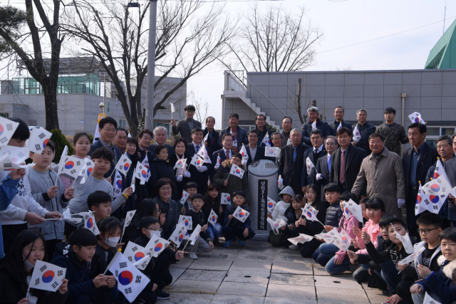 최기문 영천시장과 신녕초 학생 등이 학교 내에서 영천지역 3·1운동 발원지 표석 제막식을 갖고 있다. 영천시 제공