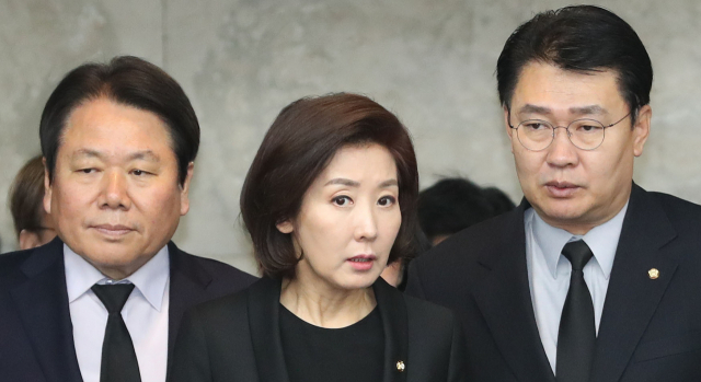 자유한국당 나경원 원내대표(가운데)가 15일 오전 국회에서 열린 긴급의원총회에 정용기 정책위의장(오른쪽), 정양석 원내수석부대표와 함께 참석하고 있다. 연합뉴스