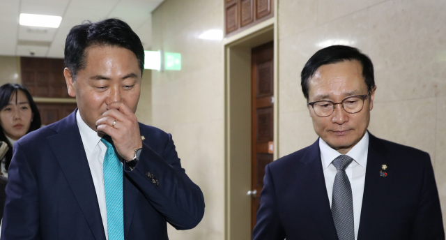 홍영표 국회 운영위원장이 13일 오전 예정된 운영위 전체회의가 자유한국당 요청으로 18일로 연기된 후 바른미래당 김관영 원내대표와 함께 운영위원장실로 들어가고 있다. 연합뉴스