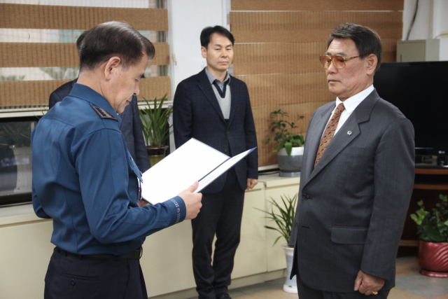 대보사우나 화재 당시 손님들을 적극적으로 대피시킨 이재만(오른쪽) 씨가 15일 중부경찰서에서 