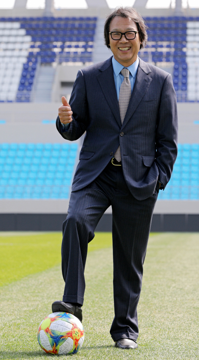 축구전용구장인 DGB대구은행 파크에서 조광래 대구 FC 대표가 포즈를 취하고 있다. 김영진 기자 kyjmaeil@imaeil.com