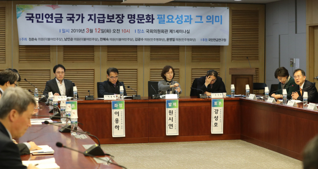 민주평화당 윤영일 의원(오른쪽)이 12일 오전 국회 의원회관에서 열린 