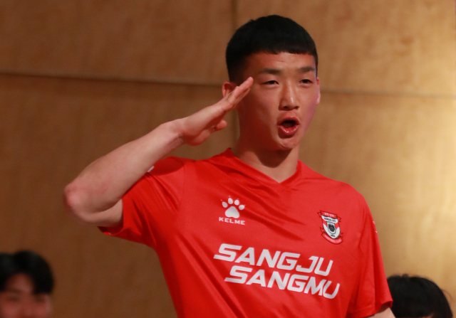 26일 오후 서울 서대문구 홍은동 그랜드힐튼호텔에서 열린 2019 K리그1 개막 미디어데이 기자회견에서 상주 상무 김민우가 거수 경례를 하고 있다. 연합뉴스