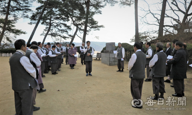 도우미들이 활동에 앞서 도산서원에 대해 교육받는 모습. 도산서원 제공