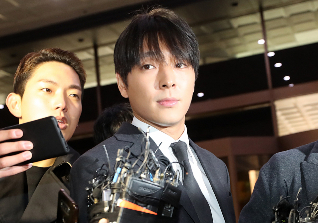 불법 동영상 유포 혐의를 받는 FT아일랜드 최종훈이 16일 오전 피의자 신분으로 조사를 받기 위해 서울 종로구 서울지방경찰청에 출석하고 있다. 연합뉴스