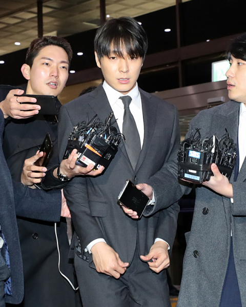 불법 동영상 유포 혐의를 받는 FT아일랜드 최종훈이 16일 오전 피의자 신분으로 조사를 받기 위해 서울 종로구 서울지방경찰청에 출석하고 있다. 연합뉴스