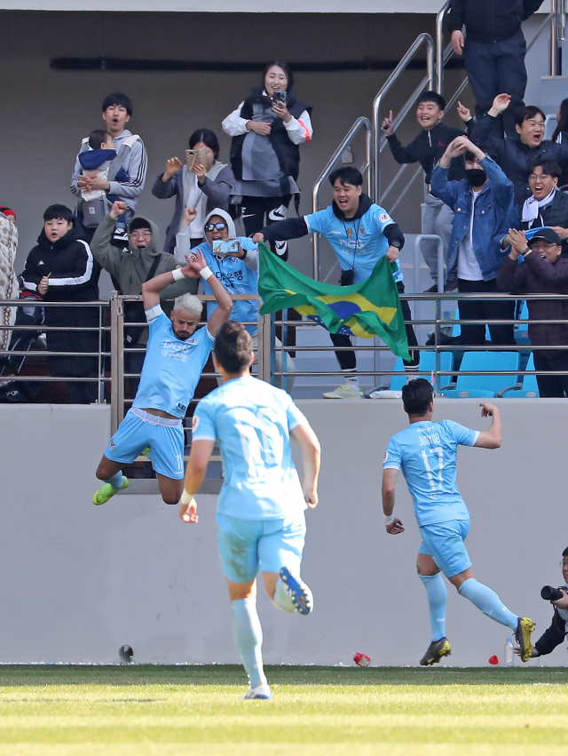 17일 DGB대구은행파크에서 열린 대구FC와 울산현대 축구단의 경기에서 동점골을 넣은 세징야가 환호하고 있다. 연합뉴스