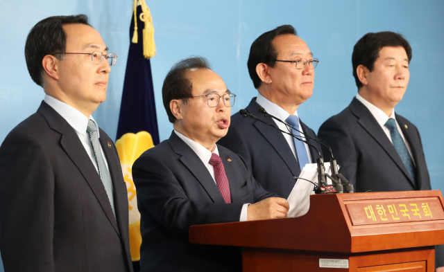 문승욱 경남경제부지사(왼쪽부터), 오거돈 부산시장, 송철호 울산시장, 더불어민주당 박재호 의원이 17일 오후 국회 정론관에서 김해신공항과 관련한 기자회견을 열고 발언하고 있다. 연합뉴스