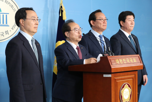 문승욱 경남경제부지사(왼쪽부터), 오거돈 부산시장, 송철호 울산시장, 더불어민주당 박재호 의원이 17일 오후 국회 정론관에서 김해신공항과 관련한 기자회견을 열고 발언하고 있다. 연합뉴스