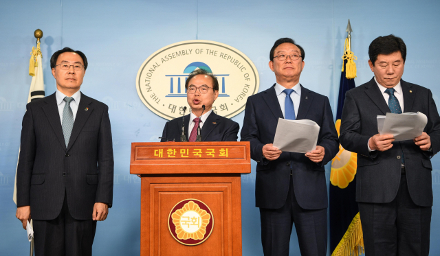 문승욱 경남도 경제부지사, 오거돈 부산시장, 송철호 울산시장, 박재호 의원(왼쪽부터)이 17일 오후 국회에서 기자회견을 열고 김해신공항 반대와 동남권 관문공항 필요성을 강조하고 있다. 연합뉴스
