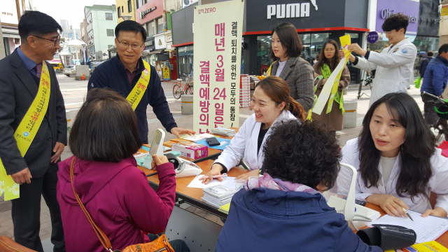 영주시보건소 직원들이 시민들을 상대로 결핵 퇴치 캠페인을 벌이고 있다, 이날 직원들은 시민들에게 혈압·혈당 검사도 해줬다. 마경대 기자.