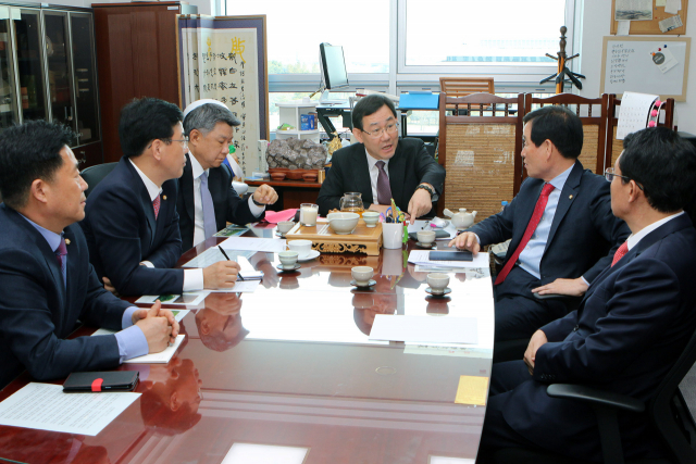 18일 오전 주호영, 곽대훈, 장석춘 등 자유한국당 소속 대구경북 국회의원들은 국회 의원회관에서 긴급 회동을 가졌다. 참석자들은 전날 있었던 부산·울산·경남의 