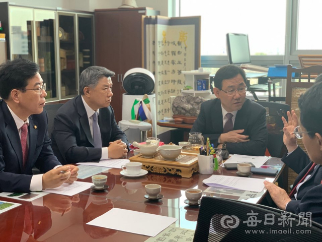 18일 오전 주호영, 곽대훈, 장석춘 등 자유한국당 소속 대구경북 국회의원들은 국회 의원회관에서 긴급 회동을 가졌다. 참석자들은 전날 있었던 부산·울산·경남의