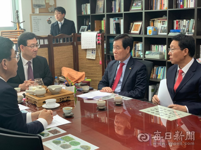 18일 오전 주호영, 곽대훈, 장석춘 등 자유한국당 소속 대구경북 국회의원들은 국회 의원회관에서 긴급 회동을 가졌다. 참석자들은 전날 있었던 부산·울산·경남의
