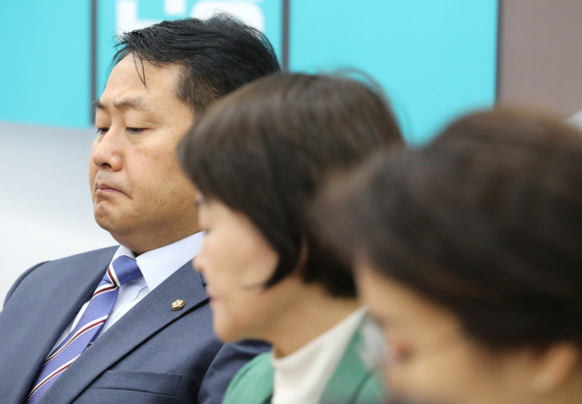 바른미래당 김관영 원내대표(왼쪽)가 18일 오전 국회에서 열린 최고위원회의에서 잠시 생각에 잠겨 있다. 연합뉴스
