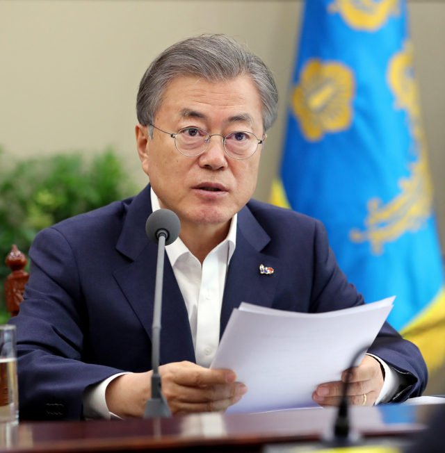 문재인 대통령이 18일 오후 청와대에서 박상기 법무부 장관과 김부겸 행정안전부 장관으로부터 