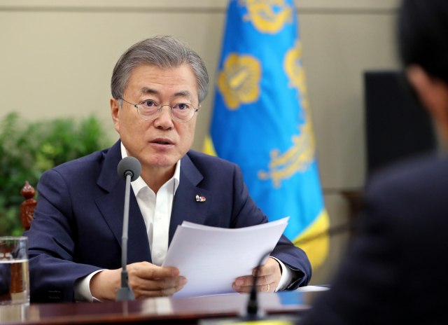 문재인 대통령이 18일 오후 청와대에서 박상기 법무부 장관과 김부겸 행정안전부 장관으로부터 