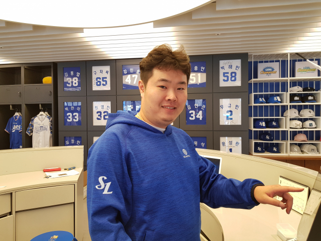 대구삼성라이온즈파크에서 팀스토어를 운영하는 김종수(31) 점장은 개장 첫해인 2016년 못지않게 올해 많은 손님이 라팍과 매장에 몰릴 것으로 내다봤다. 김병훈 기자