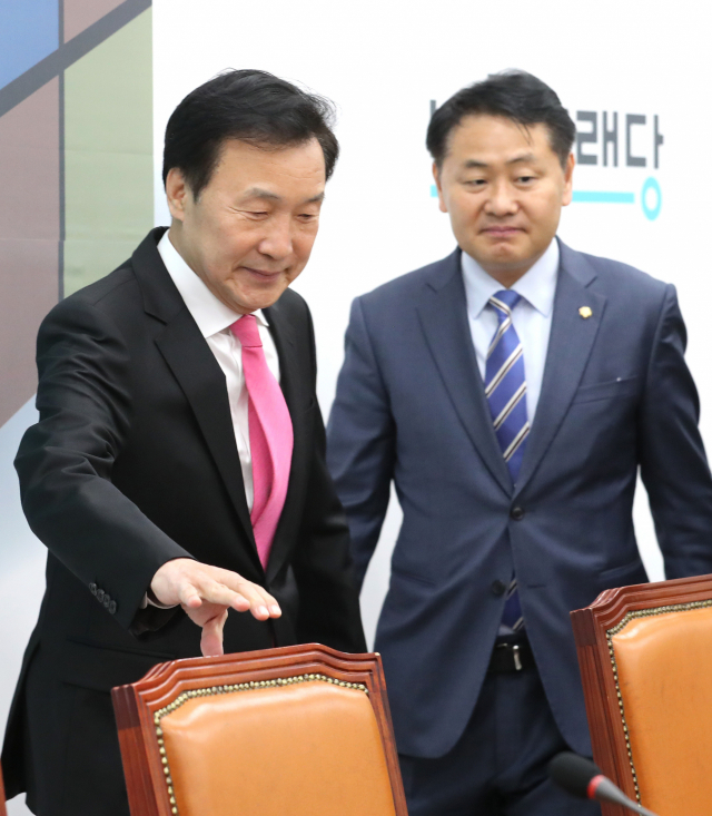 바른미래당 손학규 대표(왼쪽)와 김관영 원내대표가 18일 오전 국회에서 열린 최고위원회의에 참석하고 있다. 연합뉴스
