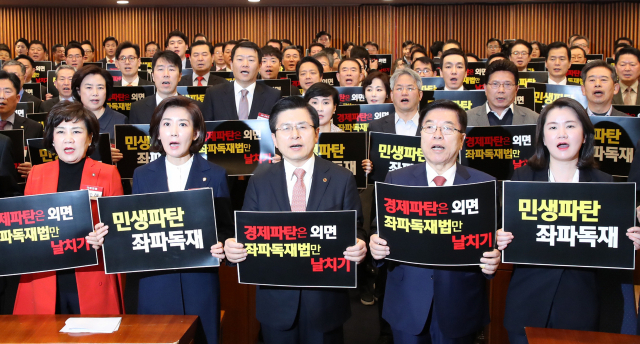 자유한국당 황교안 대표가 18일 국회 헌정기념관에서 열린 국회의원 및 당협위원장 비상 연석회의에서 참석자들과 구호를 외치고 있다. 연합뉴스