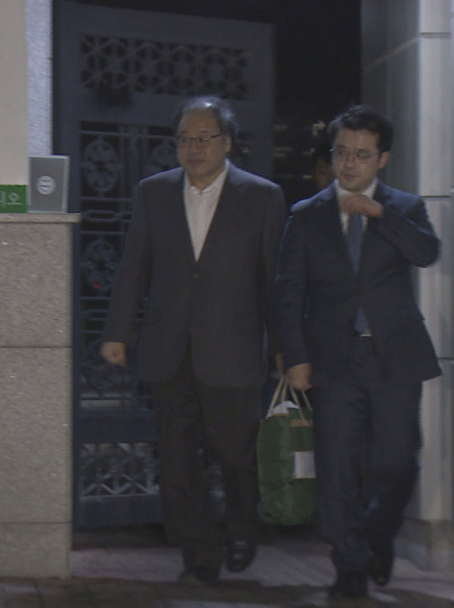 박근혜 정부의 국정농단 사건에 연루돼 실형을 받고 수감된 안종범 전 청와대 경제수석이 구속기간 만료로 19일 새벽 석방돼 서울남부구치소를 나서고 있다. 연합뉴스