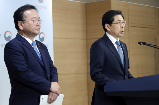 박상기 법무부 장관(오른쪽)과 김부겸 행정안전부 장관이 19일 정부서울청사에서 과거사위원회 활동 및 버닝썬 수사 관련 법무부-행안부 합동 긴급 기자회견을 하고 있다. 연합뉴스