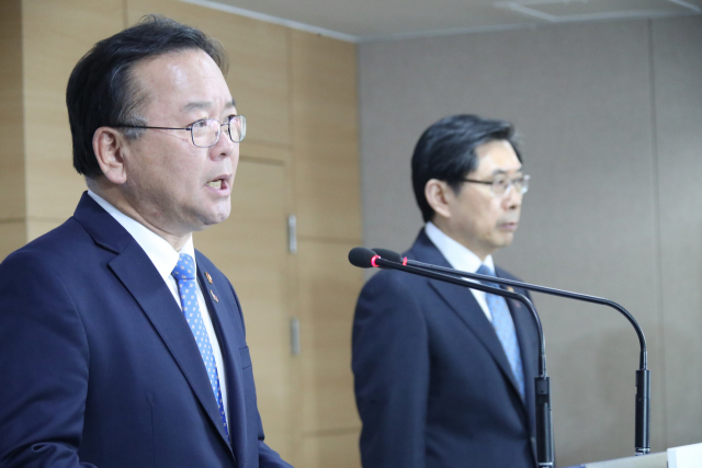 박상기 법무부 장관(오른쪽)과 김부겸 행정안전부 장관이 19일 정부서울청사에서 과거사위원회 활동 및 버닝썬 수사 관련 법무부-행안부 합동 긴급 기자회견을 하고 있다. 연합뉴스