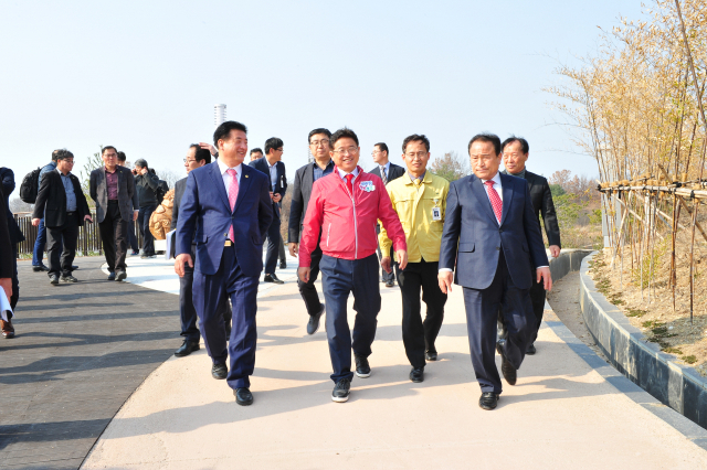 이철우 경북도지사(가운데)가 19일 김영만(오른쪽) 군위군수와 박창석 경북도의원과 함께 함께 군위군 삼국유사테마파크를 방문해 둘러보고 있다. 군위군 제공