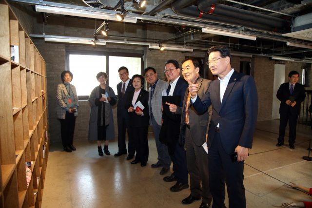 대구 시의회 교육위원회는 19일 대대구예술발전소와 수창청춘맨션을 방문, 운영 현황을 보고 받고 입주작가들로부터 애로사항 등을 청취했다. 대구시의회 제공
