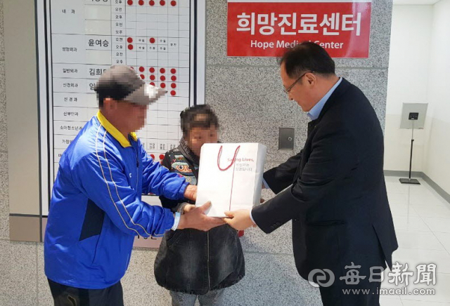 영주적십자병원 희망진료센터 첫 지원 대상자로 선정된 장모 씨가 병원 관계자로부터 선물을 받고 있다. 장 씨는 19일 오후 수술을 받았다. 마경대 기자