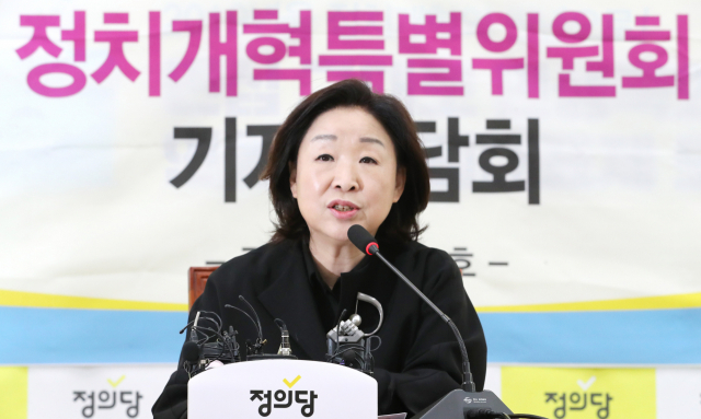 정의당 소속 심상정 정치개혁특별위원회 위원장이 19일 오전 국회에서 법안설명 기자회견을 열고 발언하고 있다. 심 위원장은 이날 지난 18일 자유한국당 나경원 원내대표가 