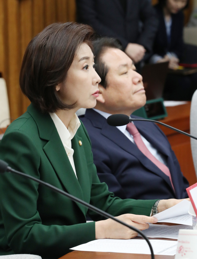 자유한국당 나경원 원내대표가 19일 국회에서 열린 원내대책회의에서 발언하고 있다. 연합뉴스