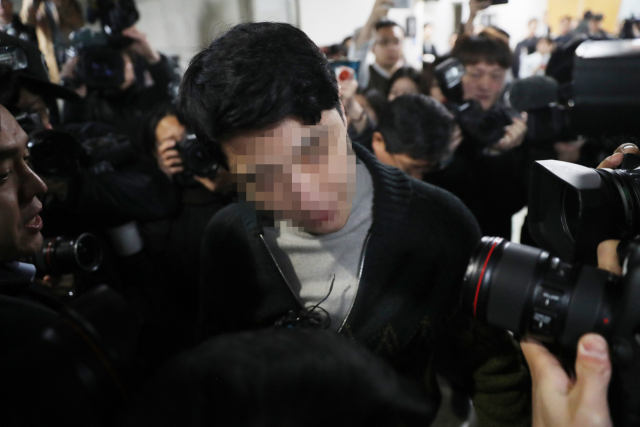 마약류 투약·유통 혐의를 받는 클럽 버닝썬의 이문호 대표가 19일 서초동 서울중앙지법에서 열리는 영장실질심사에 출석하고 있다. 연합뉴스