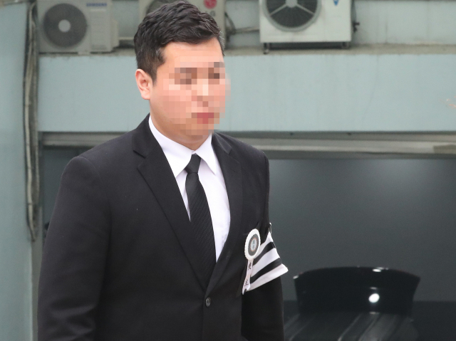 부모가 피살돼 장례 절차를 위해 일시적으로 구속 상태에서 풀려난 