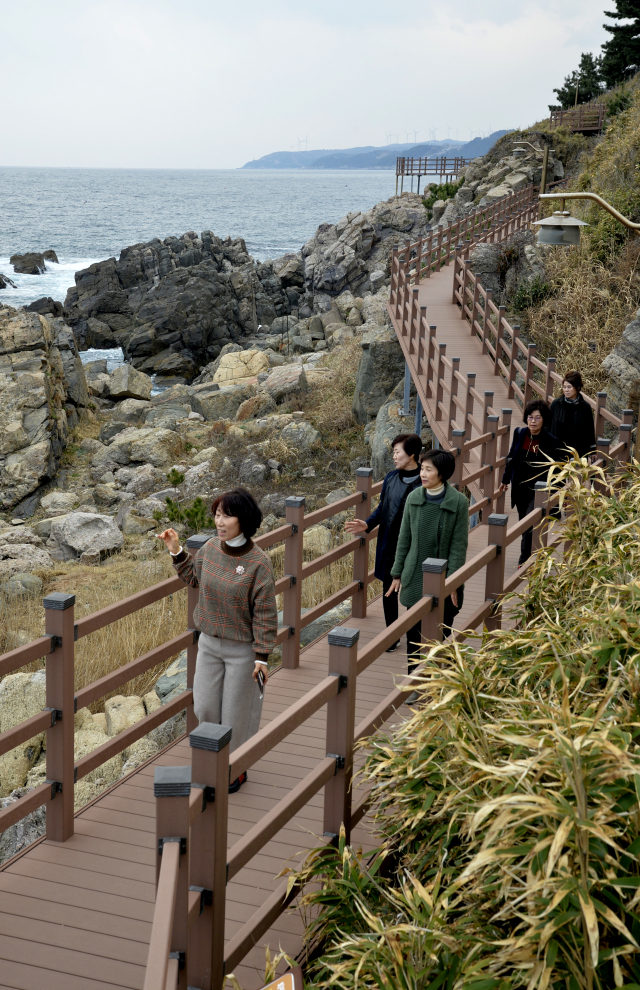 영덕풍력단지에 오르며 거대한 바람개비와 푸른 동해바다를 한눈에 감상할 수 있다.이채근 기자 mincho@imaeil.com