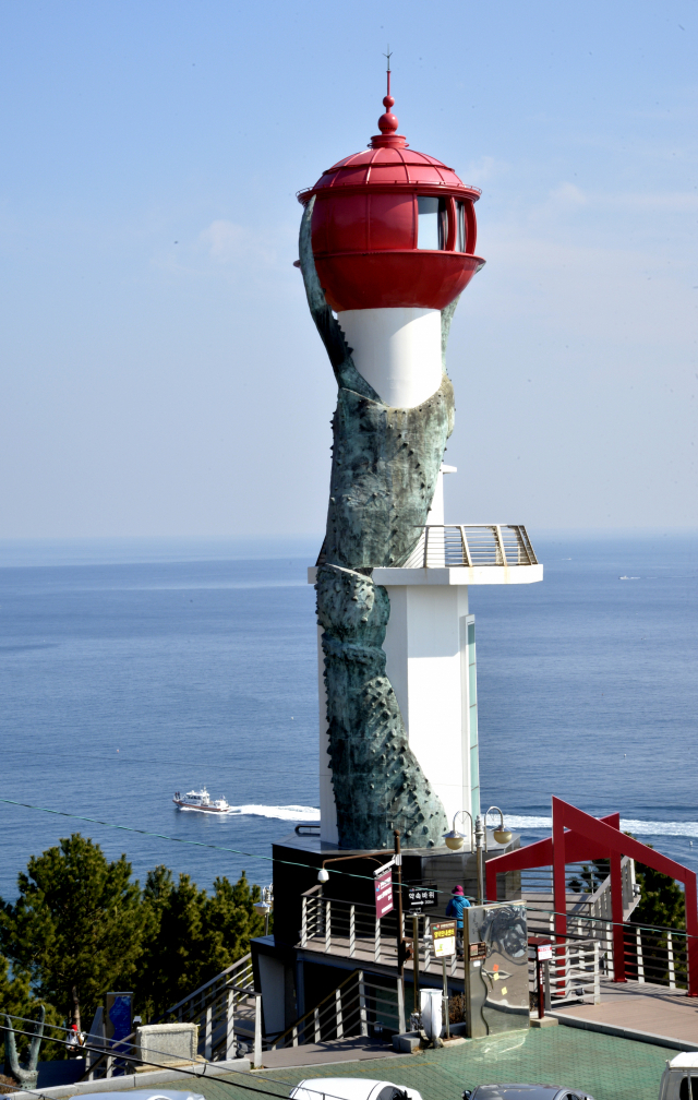 대나무 숲으로 유명한 축산항 인근의 죽도산.죽도산 전망대에 오르면 확트인 푸른 동해바다와 해안선을 감상할 수 있다.이채근 기자 mincho@imaeil.com